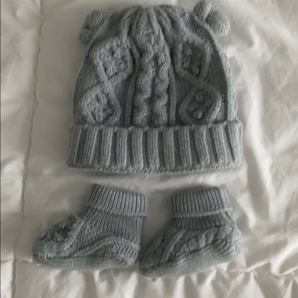 Baby cable knit hat a bootie set! New!